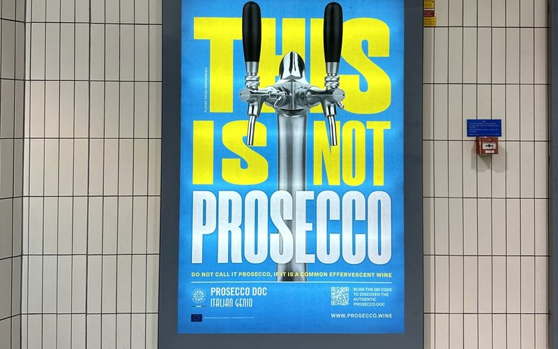 Cartaz da campanha da DOC de Prosecco nos metrôs londrinos