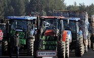 Vinhateiros e agricultores protestam na França fechando estradas com tratores