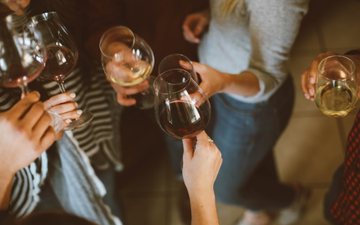 O que é endometriose e como vinho pode ajudar no tratamento da doença