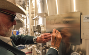 Roger Taylor autografando um tanque de vinho - Queen Côtes de Provence Rosé