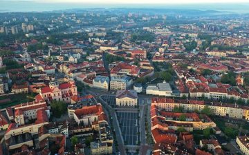 Autoridades europeias veem na possível adesão da Itália ao acordo UE–Mercosul um passo decisivo para destravar o tratado comercial, que pode ampliar mercados para o vinho europeu e gerar tensões no setor agrícola - UE