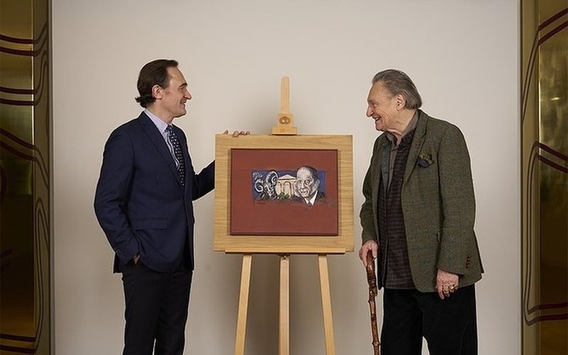 Julien de Beaumarchais de Rothschild (esq.) e o artista Gérard Garouste (dir.) na revelação da arte do rótulo do Mouton Rothschild 2022 - Reprodução | Instagram @chateaumoutonrothschild_