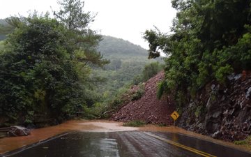 Estrada nas proximidades de Antônio Prado foi interditada por deslizamento de terra
