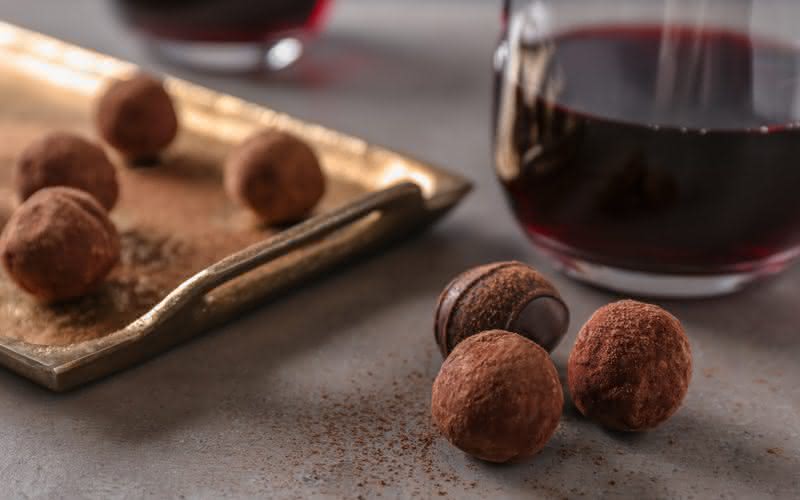 A harmonização de vinho com chocolate tem um resultado peculiar, que nem todo paladar aceita - Shutterstock