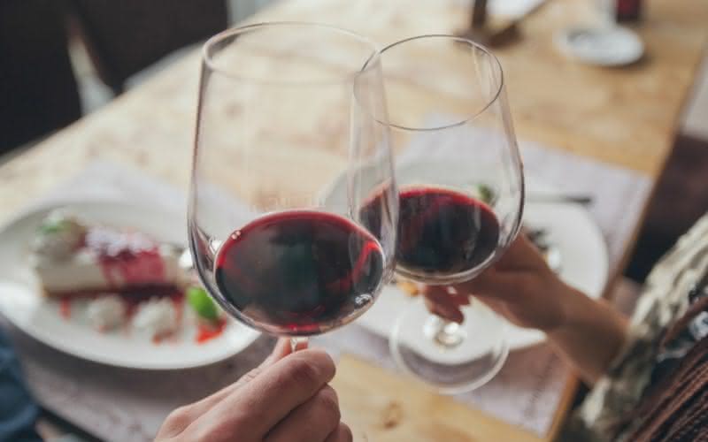 Como é possível levar a dieta sem parar de consumir vinho?