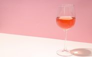 O vinho rosé nasceu na região de Provence, na França - Freepik