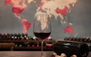 Taça de vinho e mapa borrado