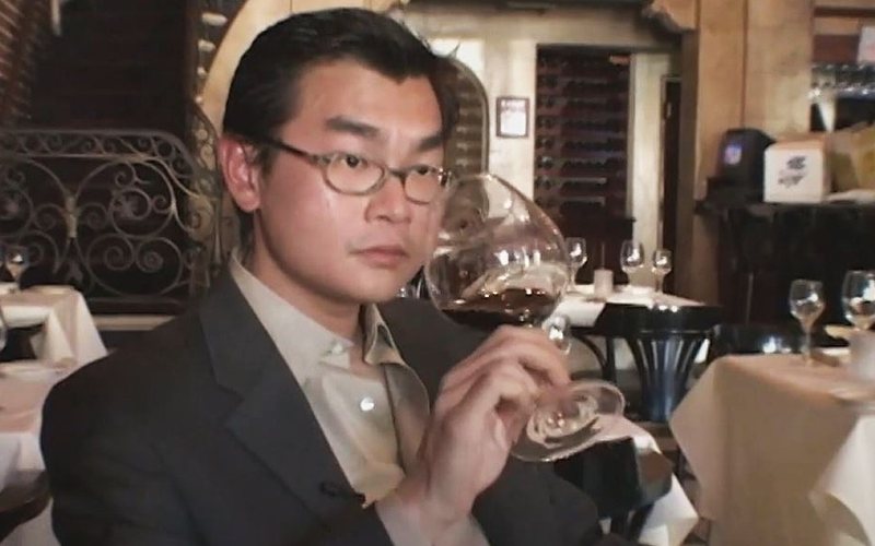 O indonésio Rudy Kurniawan ficou famoso por falsificar milhares de garrafas de vinho e virou documentário