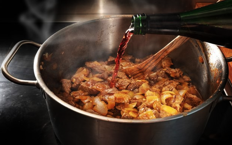 Boeuf bourguignon, coq au vin, spaghetti ao vôngole e até uma carne assada são pratos que na receita vai vinho