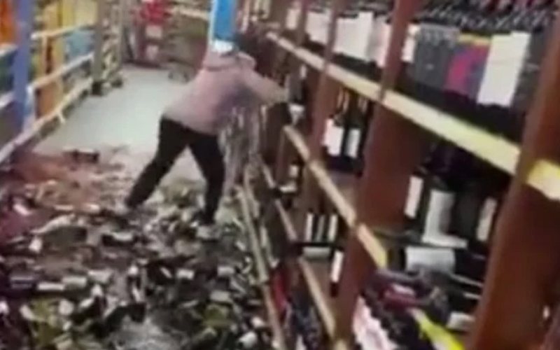 Funcionária destrói garrafas de vinho após demissão