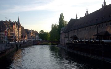 Estrasburgo, cortada pelo rio Ill, afluente do Reno, é a principal cidade da província da Alsácia. Na foto acima, a cidade de Colmar