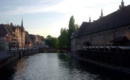 Estrasburgo, cortada pelo rio Ill, afluente do Reno, é a principal cidade da província da Alsácia. Na foto acima, a cidade de Colmar