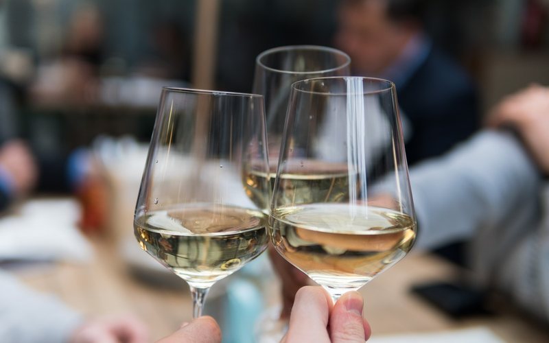 OIV indica que o mundo está produzindo mais vinhos brancos