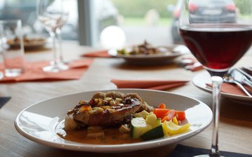 Como o vinho age na digestão? Estudos revelam efeitos importantes