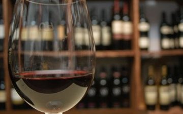 Uma taça de vinho por dia pode beneficiar o cérebro, indicam estudos