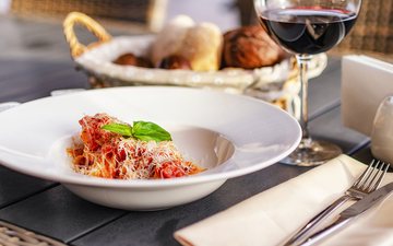 A Itália é famosa por seus ótimos vinhos e culinária - AdobeStock