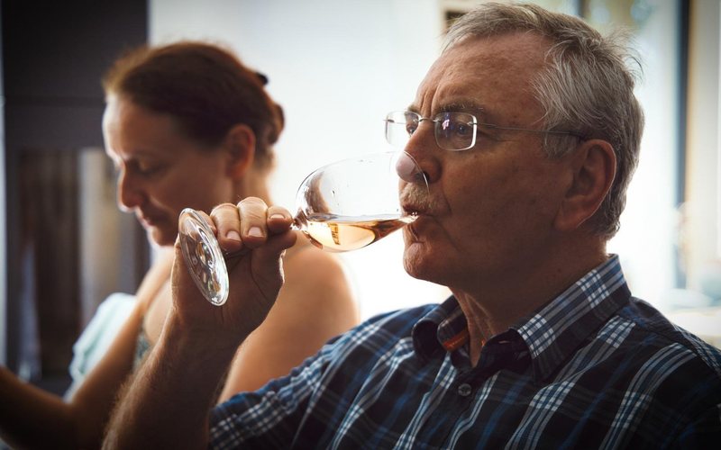 O consumo de bebidas alcoólicas com moderação protege contra a demência