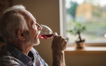 Quem consome uma dose de vinho por dia possui 50% menos chances de desenvolver DHGNA