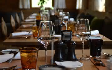O restaurante pode cobrar a troca de um vinho com defeito?