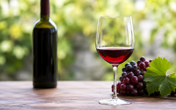 Garrafa de vinho e uvas