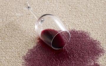 Imagem Como não penar para tirar mancha de vinho tinto do tapete