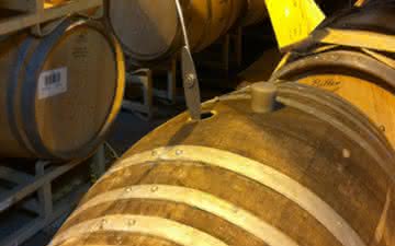 Vinhos brancos que passaram pelo processo bâtonnage