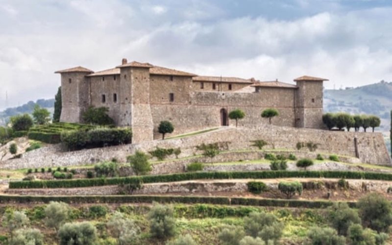 Na Toscana, imponentes castelos ornamentam a paisagem