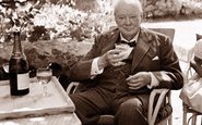 O primeiro-ministro britânico Sir Winston Churchill e sua inseparável taça de Champagne