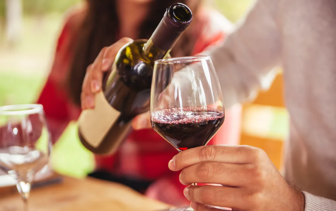 Estudo revela que uma taça de vinho com a refeição pode diminuir o risco de desenvolver diabetes tipo 2