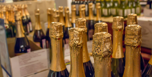 Nova variante pode impedir a previsão positiva dos negócios de champagne (Por Adobe Stock)