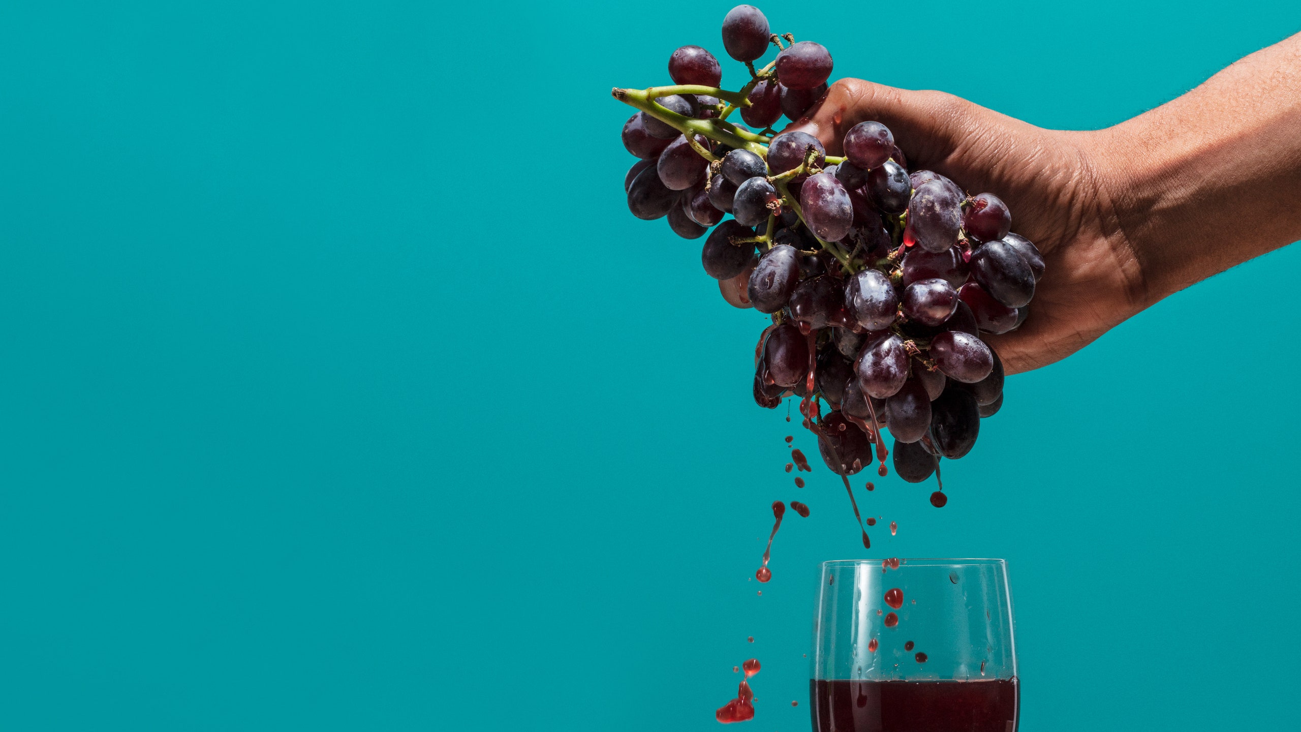 Vinho tem aroma de uva? Crédito: Prop Stylist: Leigh Gill