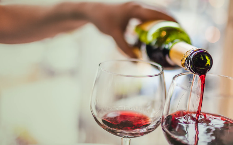 Consumo moderado de vinho, queijo e café pode reduzir o risco de doenças cardiovasculares 