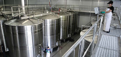 Tanques de inox possuem sistemas para controlar a temperatura da fermentação