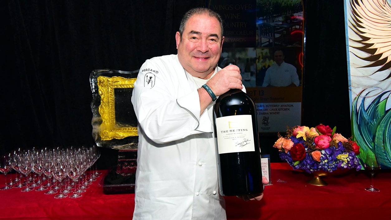 Chef Emeril Lagasse e a garrafa do Cabernet Sauvignon 2019, que foi vendida por US 1 milhão (Cortesia - Fundação Emeril Lagasse)
