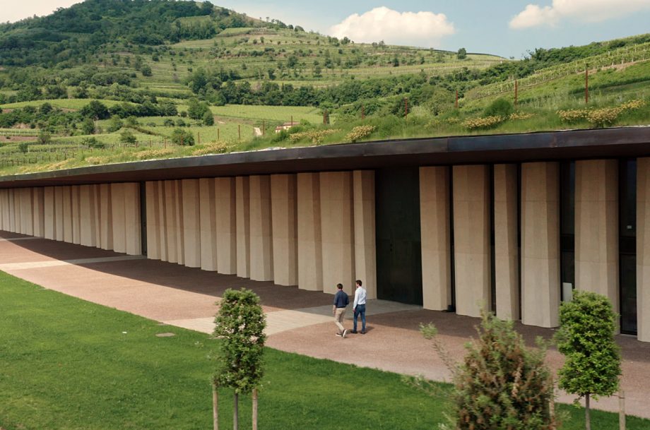 Pieropan exibe sua nova vinícola subterrânea italiana
