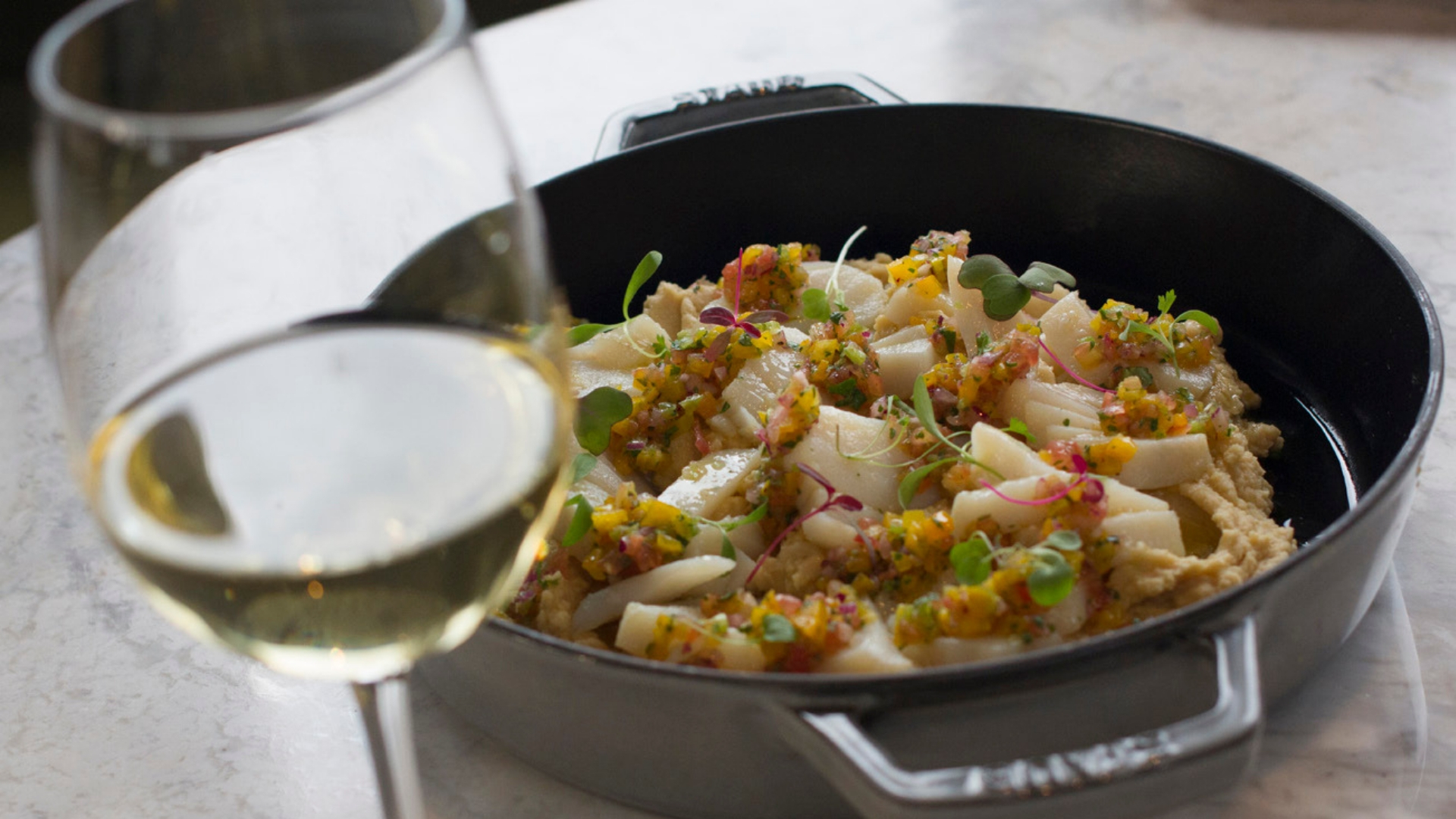 Salada de bacalhau vai muito bem com um vinho branco fresco