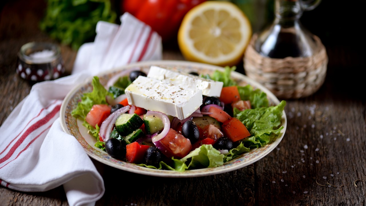 Qual vinho harmoniza com a tradicional Salada Grega?