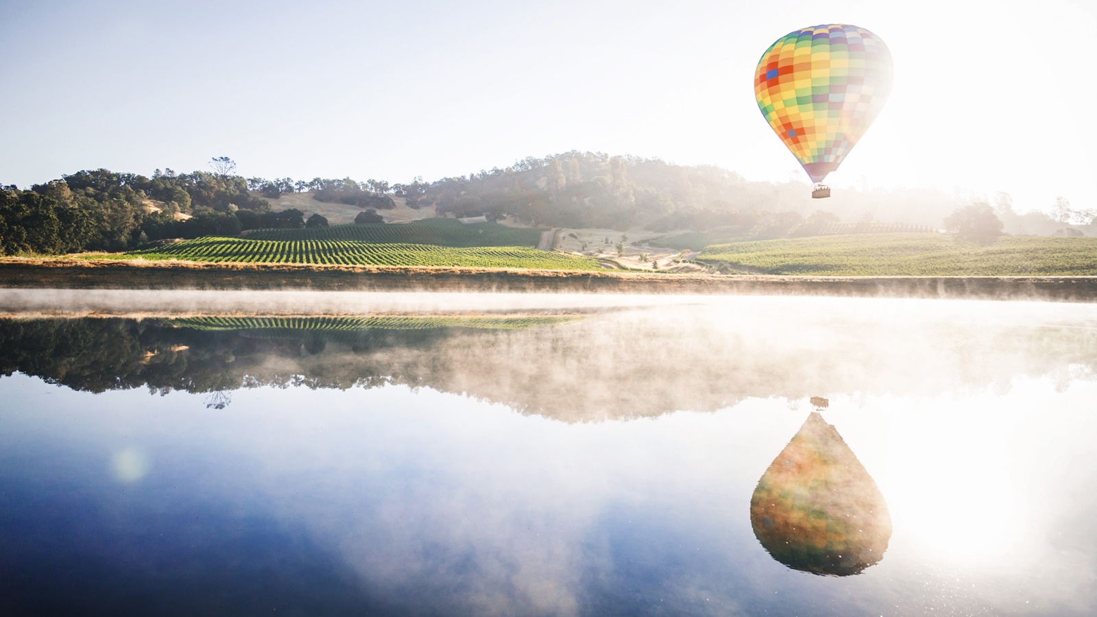 balão voando sobre lago