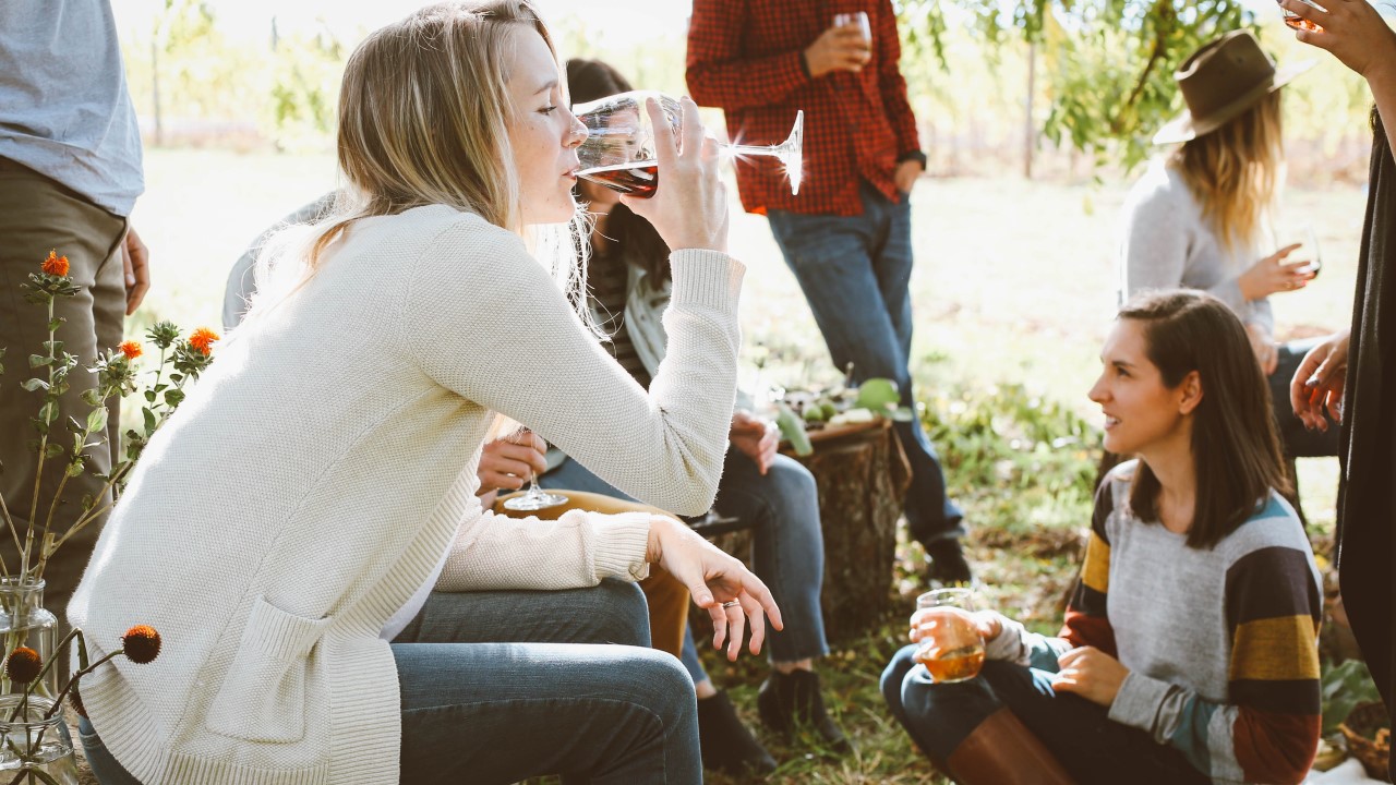 Beber vinho deixa você mais feliz, ainda mais se for na companhia de amigos