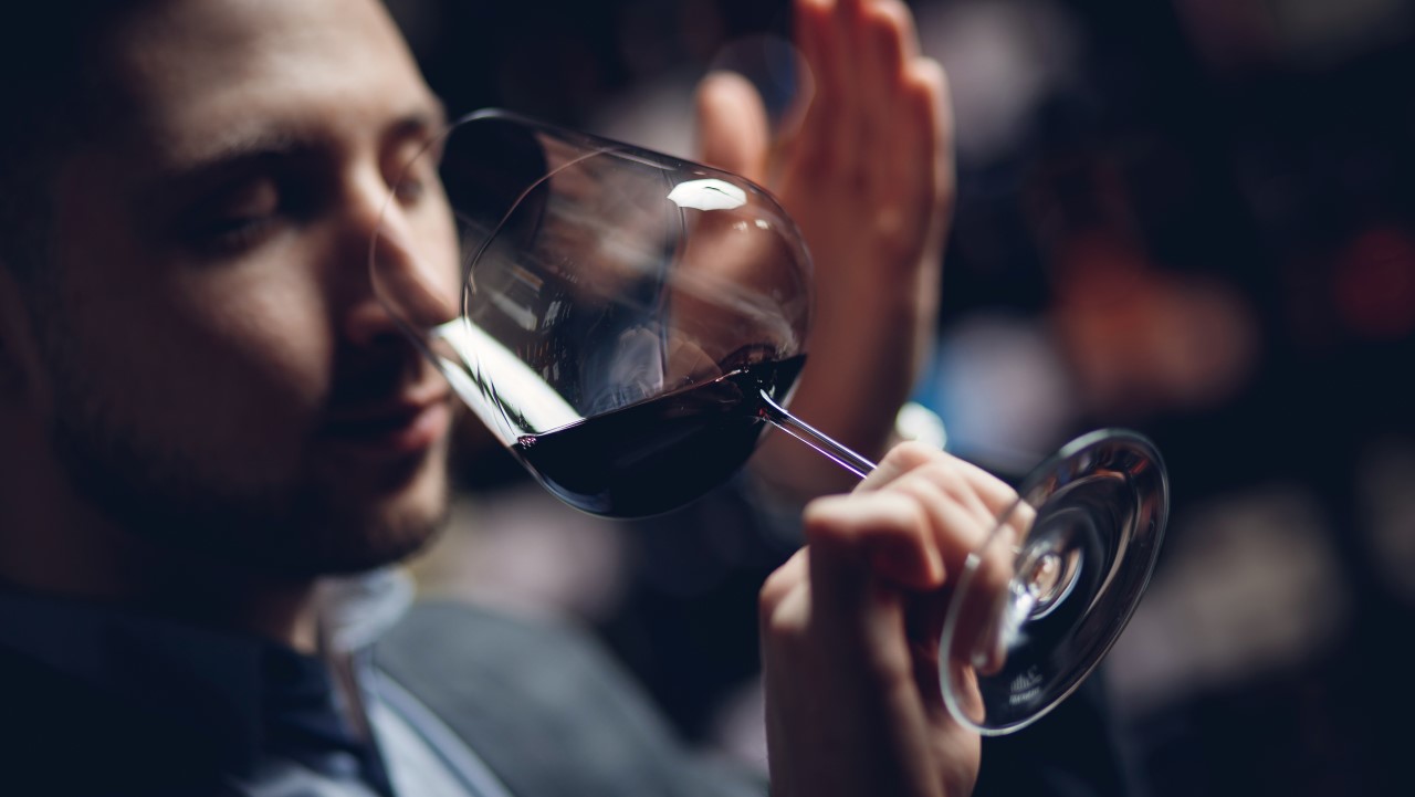 Como os vinhos são avaliados e pontuados? Conheça a história das classificações e avaliações