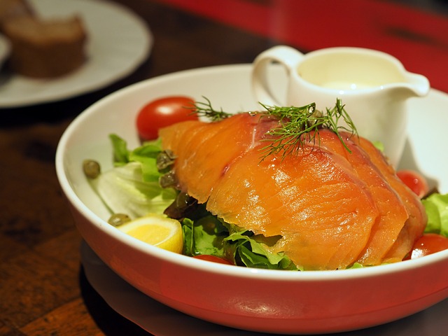 Salada de salmão defumado