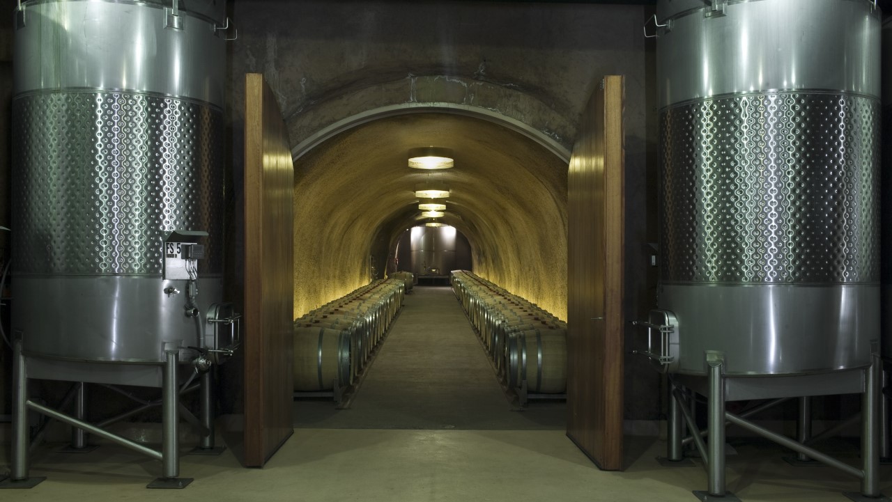 vinicola-fantasma-tem-interno-para-enaltecer-seu-vinho