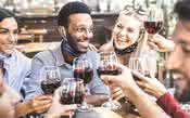 Estudo britânico liga hábito de tomar vinho com menor risco de infecção por Covid-19