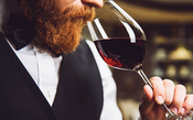 Papelão, vinagre ou suor? Como identificar os defeitos do vinho estragado