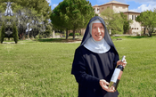 Operação rosé: freiras francesas sacodem as redes sociais e vendem milhares de garrafas do vinho que produzem