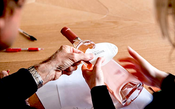Badalado designer francês faz garrafa para rosé inspirada em torre medieval