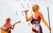 Katy Perry faz show beneficente durante leilão de vinhos