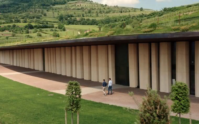Pieropan exibe sua nova vinícola subterrânea na Itália