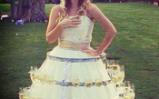 Noiva usa vestido feito com armação que suporta 50 taças de Prosecco; veja a foto
